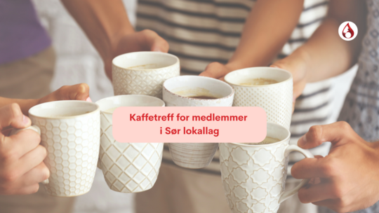 flere mennesker rundt et bord med kaffekopper